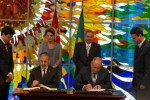 Raúl y Dilma durante la firma de acuerdos entre los dos países.