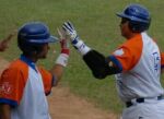 Gallos pican a Leones en el primer juego