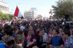Manifestantes sirios rechazan la interferencia extranjera.
