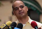 Izarra acotó que los asesores de la oposición venezolana se dedican exclusivamente al tema de los rumores. 