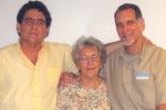 René, junto a su hermano Roberto y su mamá Irma.