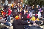 Fuera del lugar de la conferencia, cientos de manifestantes bloqueaban la calle.