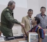 Fidel intercambió con el reportero al entregarle el Gran Premio de Escambray en el segundo Festival Nacional de la Prensa Escrita.  