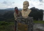 Momentos de la colocación del busto en el pico San Juan.