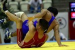 Duménigo (de rojo) ganó la división de los 55 kilos del estilo grecorromano .