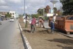 Se trabaja en el separador de la carretera frente al Hospital para mejorar a los peatones el acceso al lugar. 