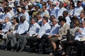 Raúl Castro y otros altos dirigentes cubanos asisten a la plaza para la segunda misa de Su Santidad Benedicto XVI en Cuba. (foto: Roberto Ruíz)