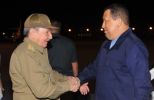 Recibe Raúl a Chávez a su llegada a La Habana. (foto: Estudios Revolución)