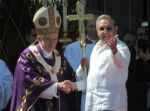 El presidente Raúl Castro muestra al Santo Padre la alegría del pueblo presente y agradece por las misas ofrecidas. (foto: Roberto Ruíz)