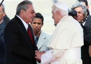 Encontrará un pueblo solidario e instruido, expresó Raúl durante la ceremonia de recibimiento a Benedicto XVI. (foto: Juventud Rebelde)