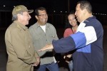 Raúl Castro despide al Presidente Chávez en el aeropuerto de La Habana (Foto: Cortesía de @IzarraDeVerdad) 