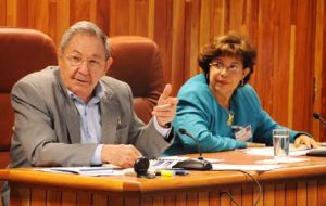 Raúl durante una de sus intervenciones. Junto a él la ministra de finanzas y precios, Lina Pedraza. (foto: Tomada de Granma)