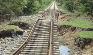 En una verdadera montaña rusa quedó convertido el ferrocarril Trinidad-Méyer, en zonas del Escambray.  (Foto: Cortesía de Ferrocarriles)