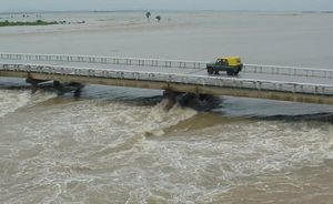 Pasadas las dos de la tarde de este viernes la Zaza reportaba un acumulado de 995 millones de metros cúbicos de agua. (foto: Vicente Brito)