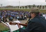 Silvio Rodríguez durante uno de los conciertos de la “Expedición cultural por el mejoramiento humano”.