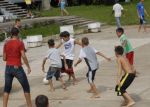 Un animado partido de fútbol en pleno patio de la Universidad de Ciencias Pedagógicas.