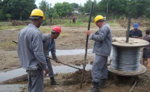 Los trabajadores recuperan las líneas eléctricas afectadas en el poblado de Caracusey. (foto: Carmen Rodríguez Pentón)