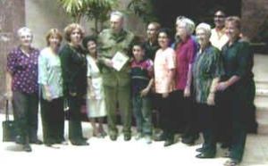 Fidel en compañía de las madres y esposas de los Cinco en el 2005.