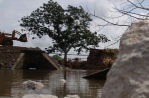 Fuerzas del Ministerio de la Construcción trabajaron ininterrumpidamente hasta restablecer el tránsito por carretera con el municipio de la Sierpe. (Foto: GARAL)