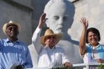 El Presidente cubano preside el desfile de la capital cubana.