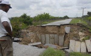 Una alcantarilla en el tramo de la carretera de acceso a la Fábrica de Cemento de Siguaney está severamente dañada. (foto: Vicente Brito)