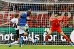 Con un doblete del atacante Mario Balotelli, Italia pasó a la final.