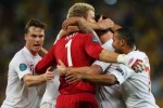 Inglaterra celebra su pase a la siguiente ronda de la Eurocopa.