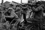 Soldados argentinos combaten durante la breve campaña de Las Malvinas.