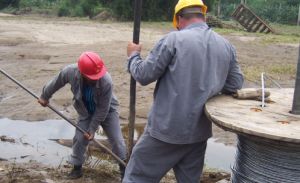 Equipos de linieros devolvieron en tiempo récord el servicio eléctrico a la comunidad trinitaria de Caracusey. 