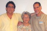 Roberto junto a su hermano René y su mamá Irma en mayo de 2011.