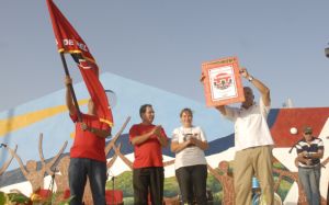 El pueblo de Trinidad, representado por sus máximos dirigentes del Partido y el Gobierno, reciben la bandera y el diploma que lo acredita como sede del acto provincial.