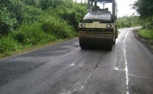 Unos 10 kilómetros de la carretera de Topes de Collantes quedaron asfaltados a inicios de este año.