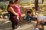 La ejecutora imparte orientaciones a las madres sobre cómo aprovechar las potencialidades de los niños en las distintas edades.