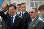 Raúl recibió la cálida bienvenida del viceministro primero de Relaciones Exteriores Zhang Zhijun.