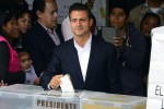 Peña Nieto en el momento de ejercer el voto.