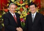 El saludo entre ambos presidentes: Raúl Castro, de Cuba, y Truong Tan Sang, de Vietnam. (Foto: AFP PHOTO / HOANG DINH Nam)