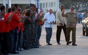 Raúl saluda a los guantanameros presentes en la plaza Mariana Grajales. (foto: AIN)