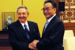 Raúl Castro y Hu Jintao durante la ceremonia de recibimiento en el Gran Palacio del Pueblo. (foto: Estudios Revolución)