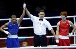 El cubano Yosvani Veitía es proclamado ganador de su combate de la división minimosca con el australiano Billy Ward (foto: AP)