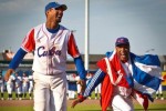 Yulieski Gourriel y Víctor Mesa al momento de recoger el trofeo de campeones.