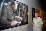 Liborio Noval ante su obra en la exposición "Con todos los sentidos".