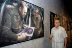 Liborio Noval ante su obra en la exposición "Con todos los sentidos".