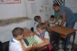 Orlendy Montero imparte una clase de Ajedrez en la Escuela para niños ciegos, un centro con sensible afectación a causa del bloqueo.(foto: Vicente Brito)