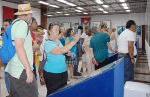 Integrantes de la caravana Pastores por la Paz durante una visita al Mausoleo a Camilo Cienfuegos, en Yaguajay. 