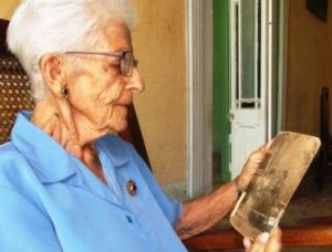 Hilda quiere vivir un poco más para poder escribir su libro y entregarlo lo más completo posible. (foto: Carlos Luis Sotolongo)