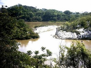 La sierra es cortada en dos mitades por el río Zaza.