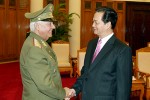 El primer ministro vietnamita, Nguyen Tan Dung, recibe al general de Cuerpo de Ejército Joaquín Quintas Solá.