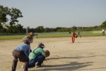 Cada miércoles y sábado unos 50 trabajadores se reúnen en el terreno de softball aledaño a la EIDE Lino Salabarría. (foto: Vicente Brito)