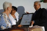 Mirta Rodríguez recibe el Título de Doctor Honoris Causa conferido por la Universidad de Oriente a su hijo Antonio Guerrero, uno de Los Cinco. (Foto AIN)