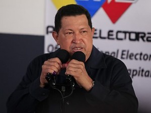 Tras ejercer el voto, Chávez respondió preguntas a un grupo de periodistas.
